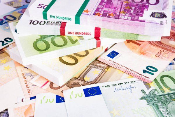 depositphotos_144220491-stock-photo-cash-money-euro-bills-euro.jpg
